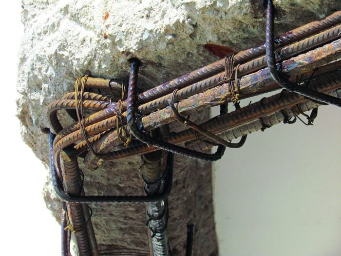 Detalhe de armadura estrutural em vistoria